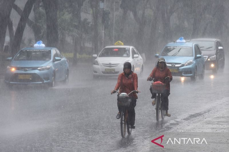 Jaksel dan Jaktim Diprediksi Diguyur Hujan Ringan dari Siang hingga Malam