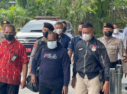 Bupati Mamberamo Tengah Tiba di Markas KPK