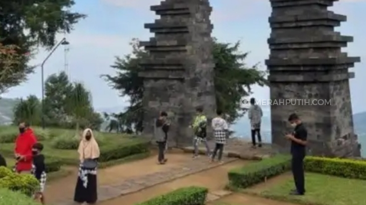 Wisatawan menikmati objek wisata Candi Cetho, Kabupaten Karanganyar, Jawa Tengah, Jumat (30/10). (MP/Ismail)