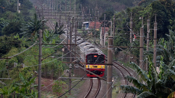 Perjalanan KRL Menuju Parung Panjang Terganggu akibat Kebakaran Jaringan Listrik