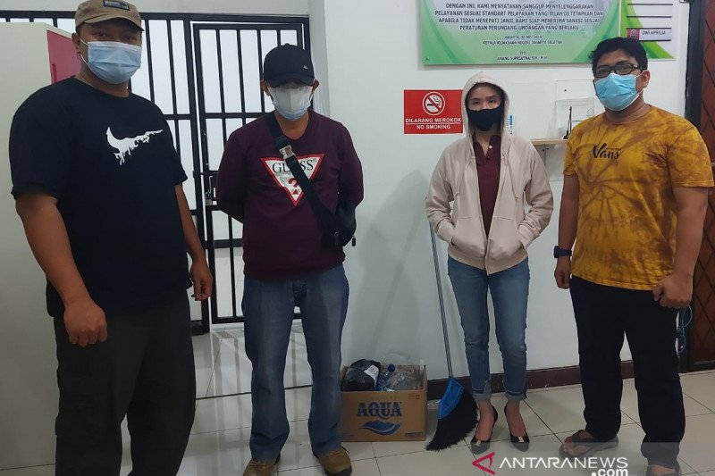 Terpidana kasus tindak pidana korupsi dan tindak pencucian uang dana pensiun PT Pertamina senilai Rp1,4 triliun yang berstatus daftar pencarian orang, Bety (kedua dari kanan) diamankan tim Tangkap Buronan Kejagung, Kejati DKI Jakarta, dan Kejari Jakarta Pusat di Mampang Prapatan, Jakarta Selatan, Selasa (2/3/2021) malam. (ANTARA/HO-Kejari Jakarta Pusat)