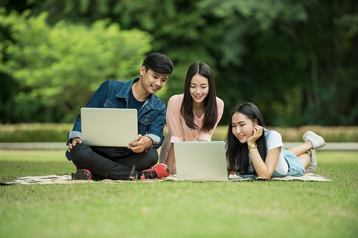 Trivia3_ berteman denagn senior tingkat akhir_ foto by pixabay ( sasint)