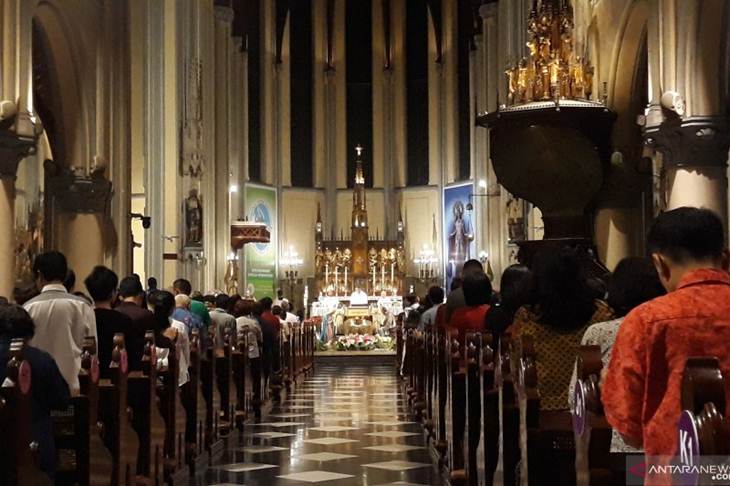 Misa kedua di Gereja Katedral Jakarta, Selasa (24/12/2019). (ANTARA/Dyah Dwi)