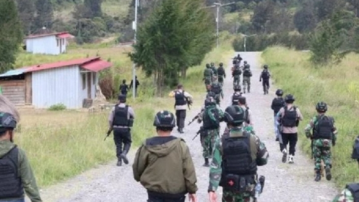 Aparat TNI-Polri melakukan pengejaran KKB yang melakukan aksi penembakan guru di Beoga Kabupaten Puncak, Jumat. (ANTARA News Papua/Satgas Humas Ops Nemangkawi)