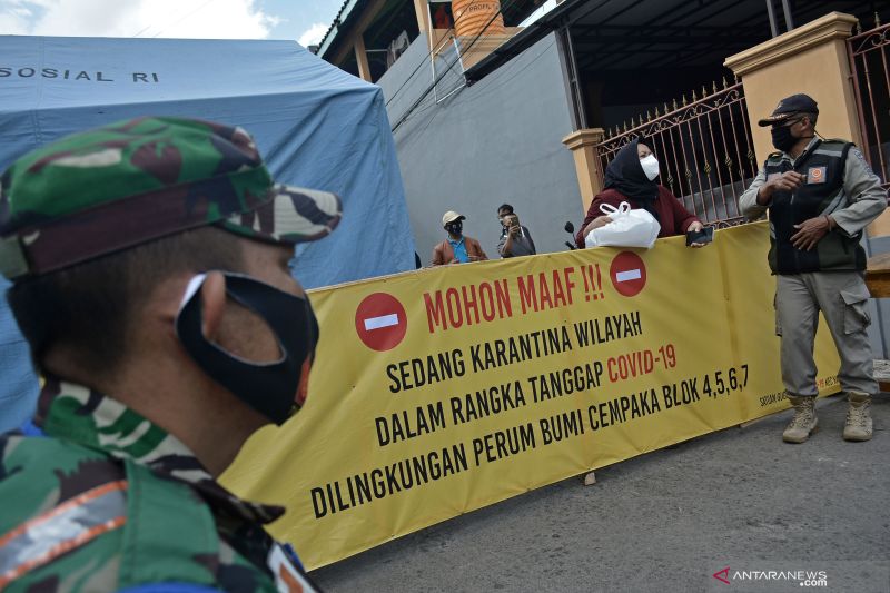Petugas gabungan berjaga saat karantina wilayah di Perumahan Cempaka, Karangpawitan, Kabupaten Garut, Jawa Barat, Senin (21/9/2020). ANTARA FOTO/Candra Yanuarsyah/wsj. (ANTARA FOTO/CANDRA YANUARSYAH)