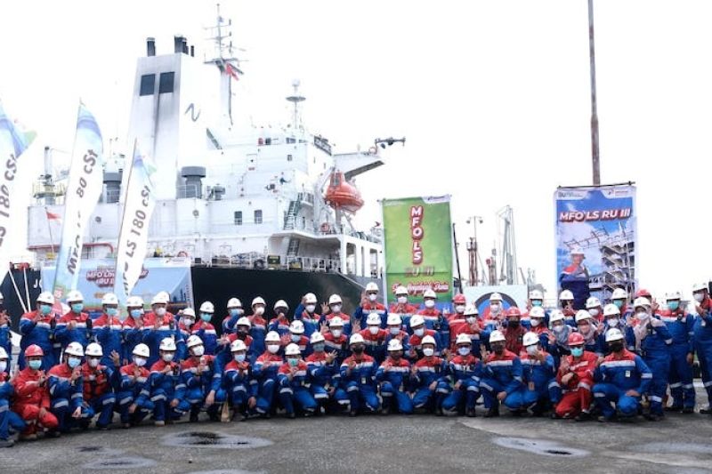 Personel Kilang Pertamina Plaju pada acara peluncuran ekspor perdana MFO Low Sulphur di Jetty (Dermaga) 11 Kilang Pertamina Plaju, Palembang, Jumat (18/3/2022), (ANTARA/HO) (ANTARA/HO-Pertamina)