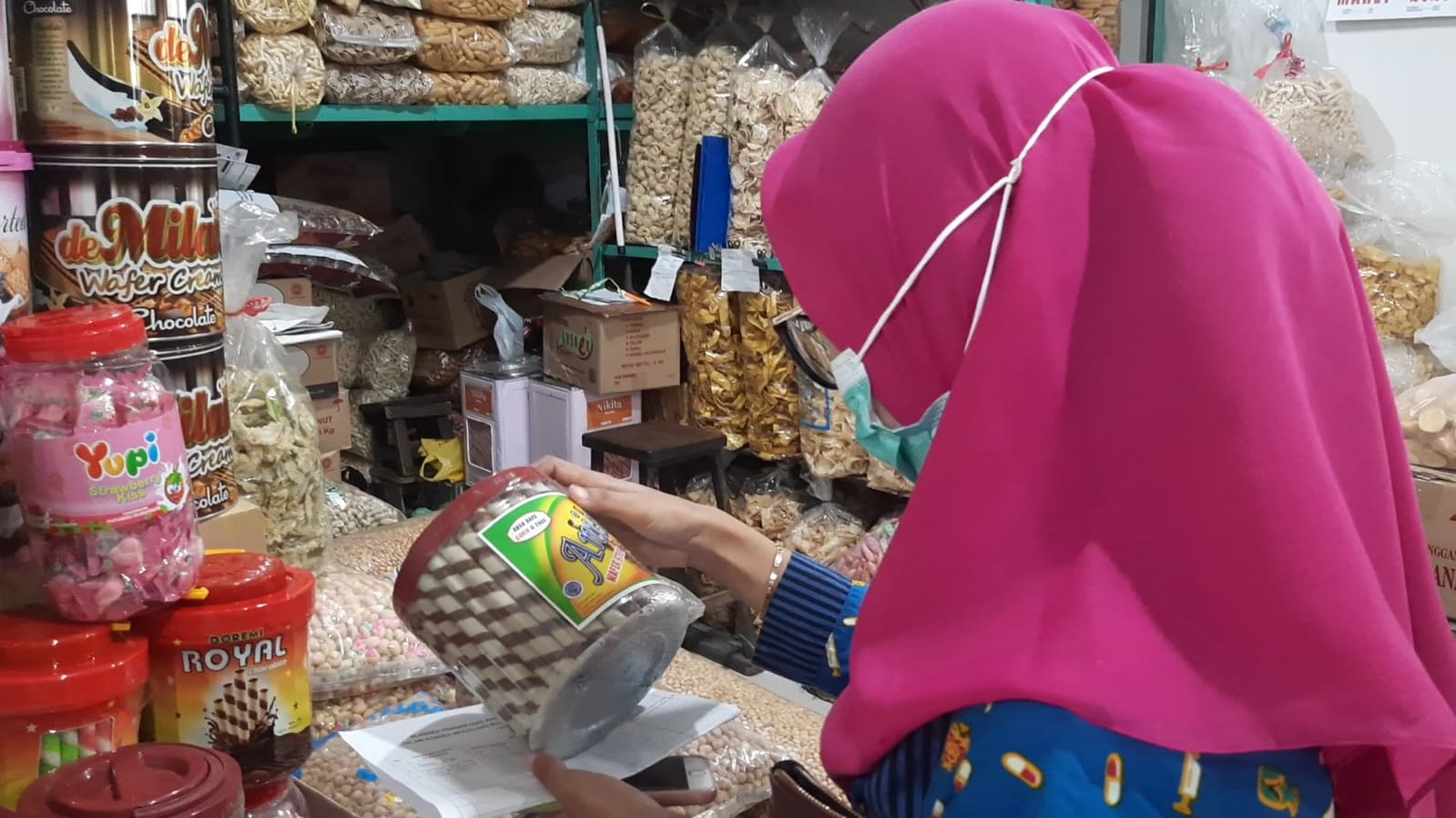 Tim gabungan melakukan inspeksi makanan di pasar tradisional dan pasar modern, Selasa (14/3). (MP/Ismail)
