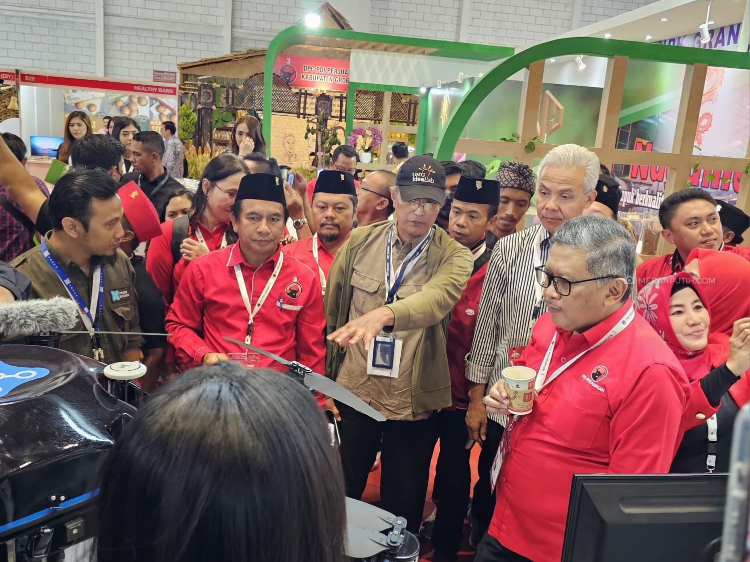 Tinjau Pameran Pertanian Plus 2023, Ganjar Dihadiahi Peci dan Kain dari Serat Doyo