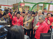 Tinjau Pameran Pertanian Plus 2023, Ganjar Dihadiahi Peci dan Kain dari Serat Doyo