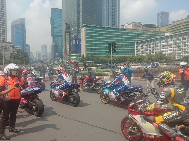 Keseruan Parade 20 Pembalap MotoGP, Warga Antusias Foto Pakai Ponsel