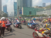Keseruan Parade 20 Pembalap MotoGP, Warga Antusias Foto Pakai Ponsel