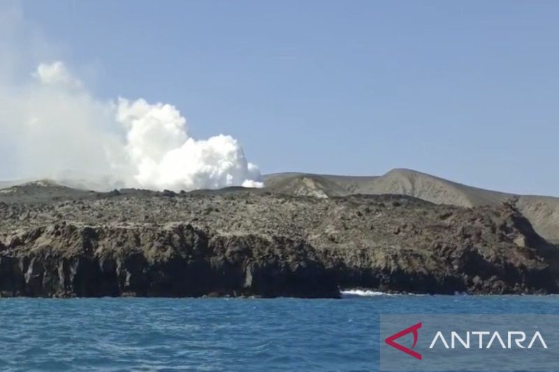 Aktivitas Meningkat, Warga Keluhkan 3 Hari Diguyur Hujan Abu Vulkanik Letusan Gunung Anak Krakatau