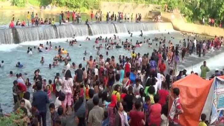 Mandi Pangir. (Foto/MerahPutih)