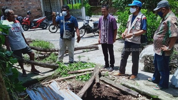 Sumur milik warga Desa Jungkare, Kecamatan Karanganom, Kabupaten Klaten, Jawa Tengah amblas secara tiba-tiba, Sabtu (20/2). (MP/Ismail)