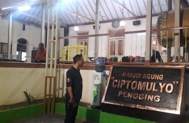Masjid Cipto Mulyo salah satu masjid peninggalan Raja Keraton Surakarta atau PB X, Minggu (18/4). (MP/Ismail)