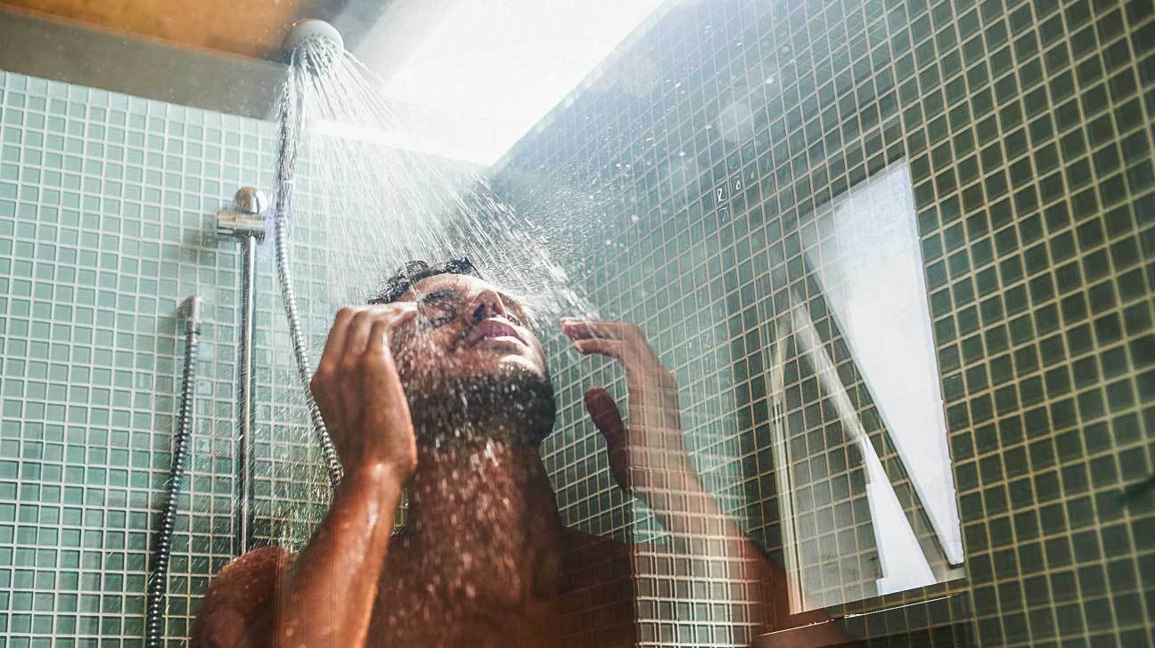 Mandi air hangat sebelum tidur bisa membuatmu tidur nyenyak. (Foto: Healthline)