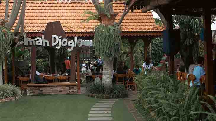 Menikmati Waktu Makan ala Imah Djoglo Bandung 