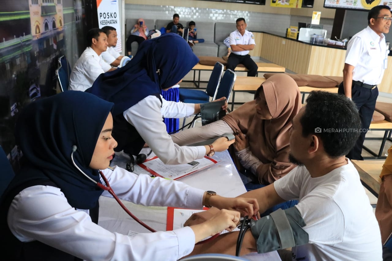 KAI Daop 3 Cirebon Berikan Pelayanan Kesehatan Gratis untuk Penumpang