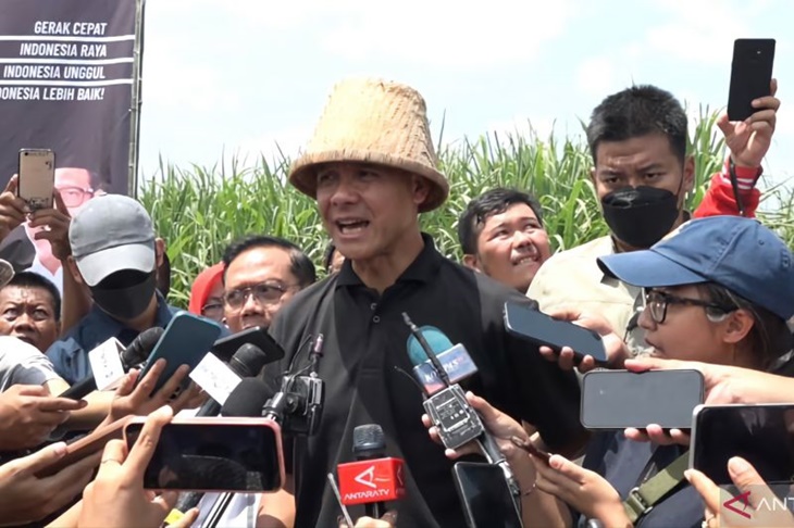 Ganjar Senang Bertemu Cak Imin saat Ziarah ke Makam Mbah Bisri di Jombang