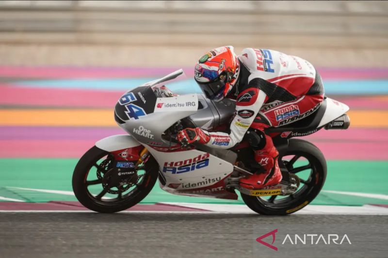 Pebalap tim Honda Team Asia Mario Suryo Aji menjalani Grand Prix Moto3 di Sirkuit Losail, Qatar (6/3/2022). HO-Honda Racing