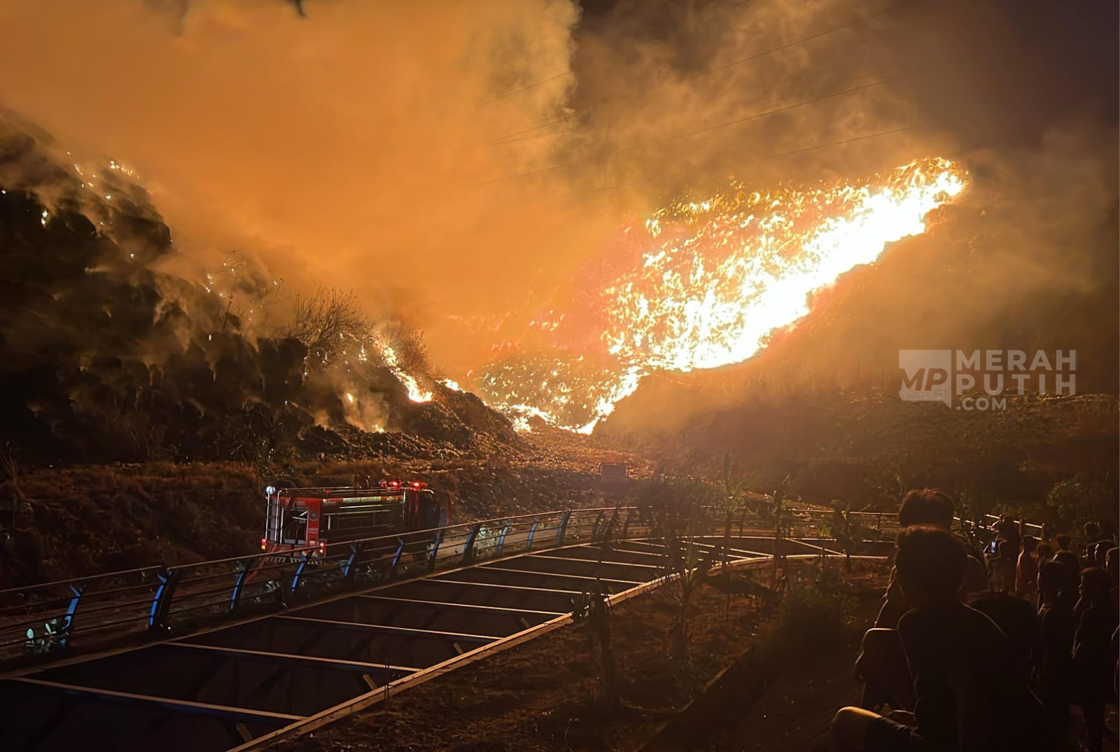 TPA Putri Cempo Solo Terbakar, Angin Sulitkan Damkar Padamkan Api 