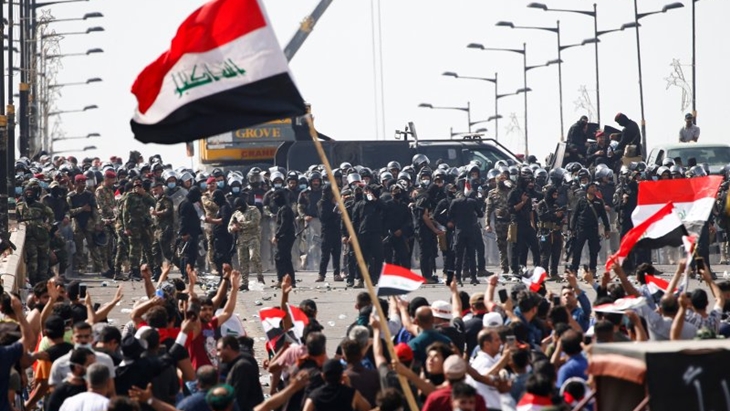 Aparat keamanan Irak berjaga di depan para demonstran di Baghdad, Irak, Jumat (25/10). (ANTARAREUTERS/THAIER AL-SUDANI/tm)