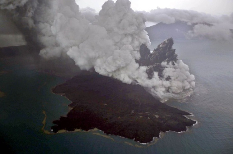 Gunung Anak Krakatau Alami Empat Kali Kegempaan Letusan