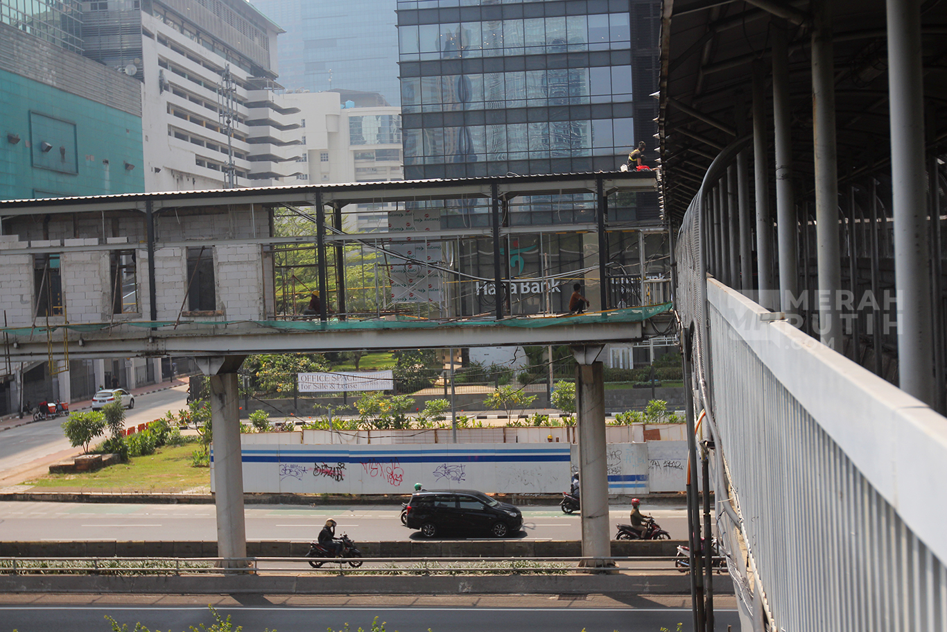 Pekerja saat menyelesaikan pekerjaan revitalisasi Halte Bus Trasnjakarta Semanggi di jalan Jenderal Gatot Subroto, Semanggi, Jakarta Selatan, Kamis (20/6/2024).