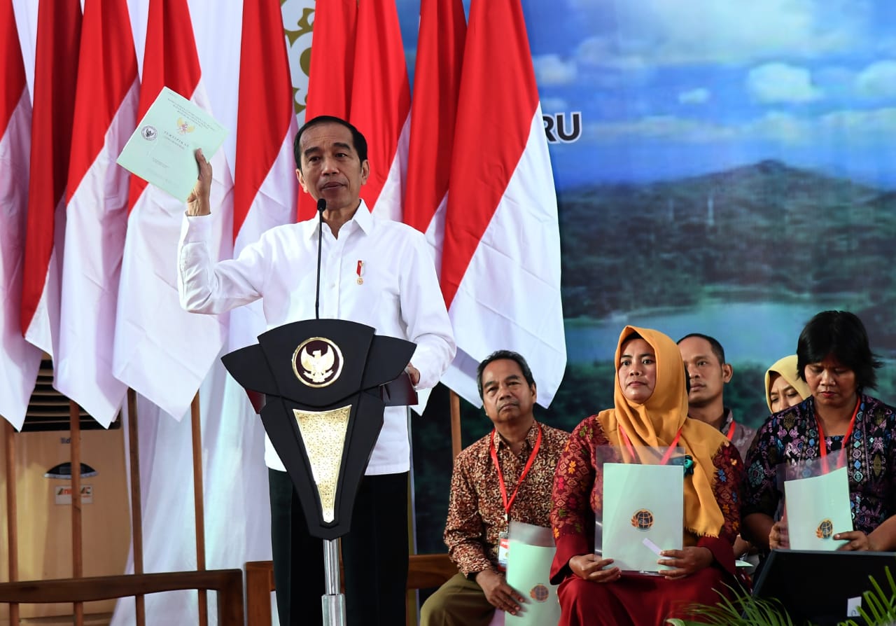 Jokowi saat meresmikan underpass dan mengunjungi YIA