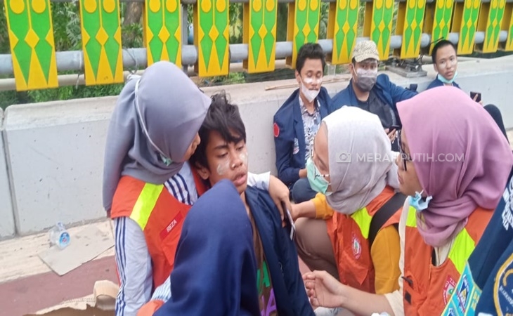  Sejumlah Mahasiswa Tumbang Terkena Gas Air Mata dari Polisi