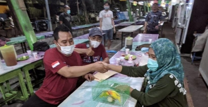 (ki-ka sedang duduk)  Didik Saputra (39) warga Desa Manyar, Pucuk, Lamongan pemilik mobil Honda CR-V tahun 2009 telah sepakat barter mobil dengan burung Love Bird YF milik  Elly Susilowati (pemilik burung) warga Jl Sukomanunggal, Surabaya. (Foto: ist)