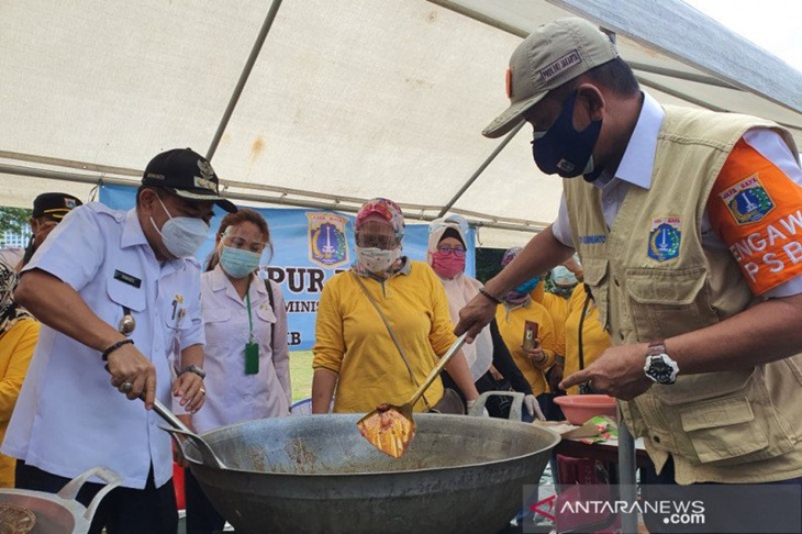 Plh Wali Kota Jakarta Pusat Irwandi beserta Plt Kepala BPBD DKI Sabdo Kurninato meninjau Dapur Umum dalam Simulasi Penanganan Banjir di Kampung Tangguh Bencana RW 005 Karet Tengsin, Rabu (2/12/2020). (ANTARA/Livia Kristianti)