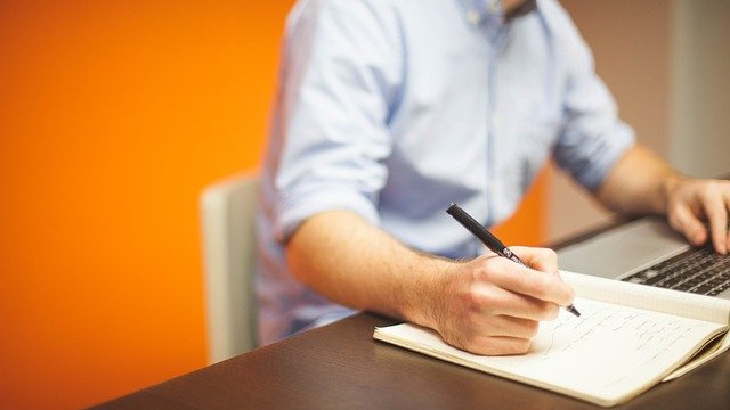 Mengabaikan anak karena terlalu sibuk. (Foto: Pixabay/StartupStockPhotos)