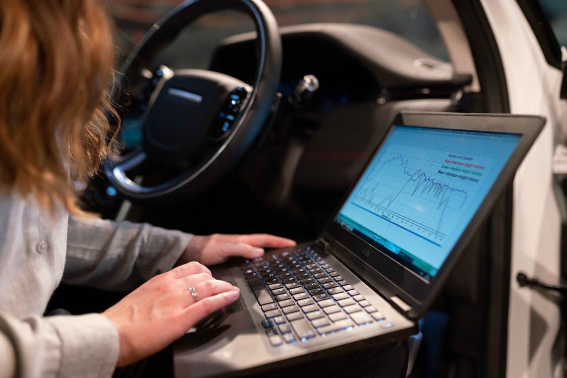 Teknologi yang canggih juga mendukung kamu remote working lho (Foto: pexels/ThisIsEngineering)