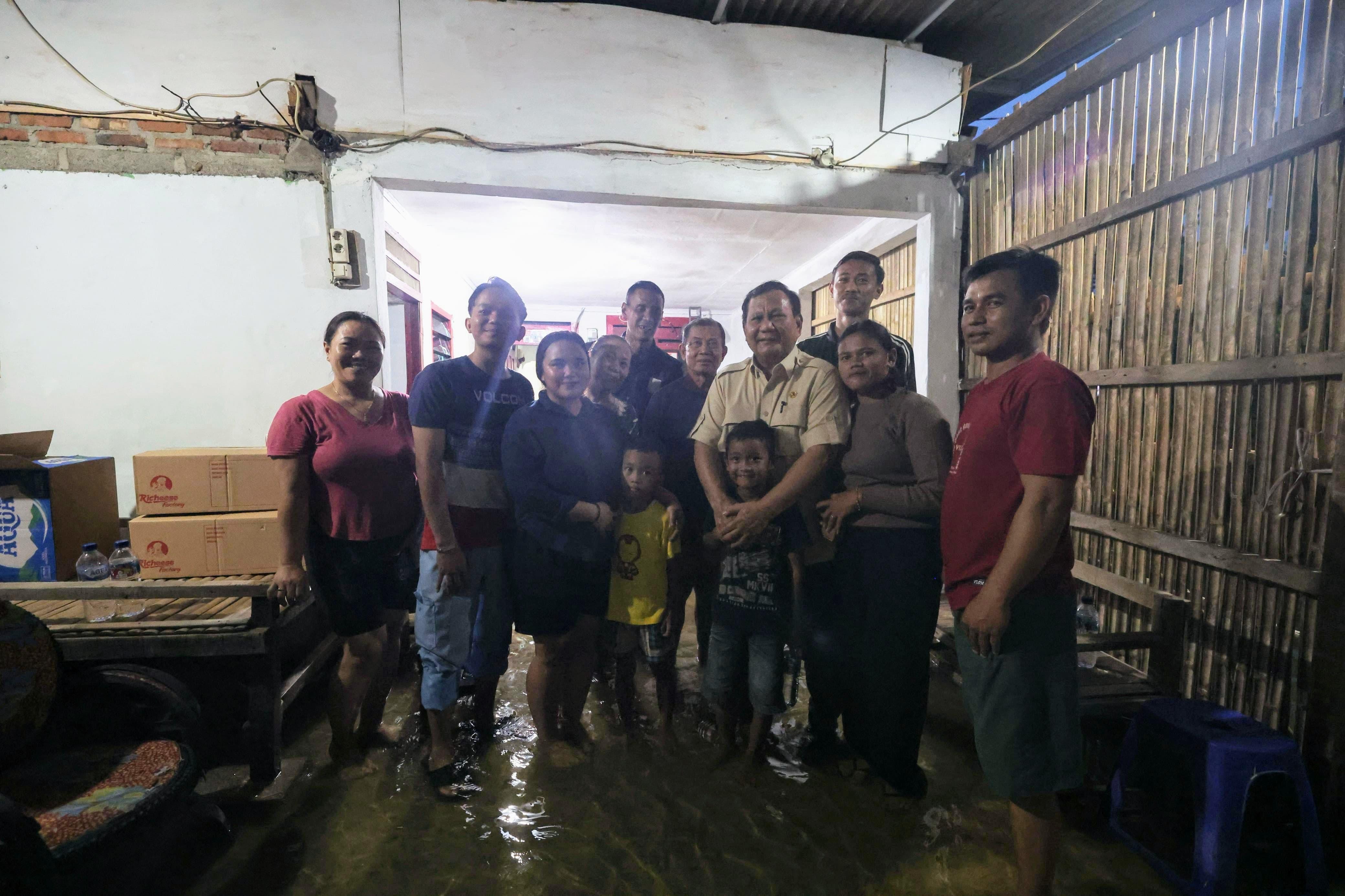 Doa Warga Bekasi untuk Prabowo saat Cek Banjir: Biar Bapak Selalu Sehat