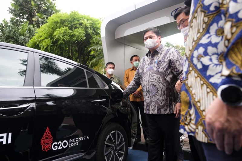 Menteri Koordinator Bidang Perekonomian Airlangga Hartarto menerima mobil listrik dari Hyundai Motor Indonesia (HMID) untuk gelaran Presidensi G20 Indonesia di Jakarta, Kamis (25/11/2021). (ANTARA/HO-Kemenko Perekonomian)