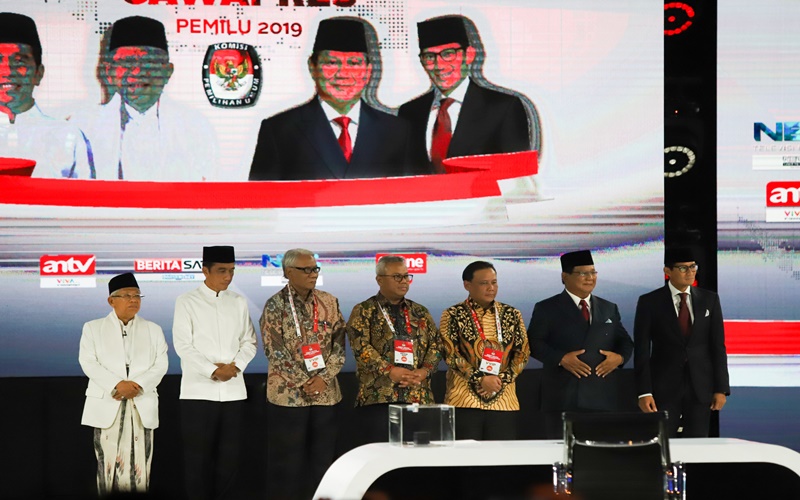 Pasangan Capres-Cawapres bersama komisioner KPU 