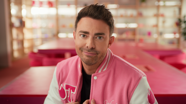 Tinder Gandeng Jonathan Bennett untuk Hindari Penipuan Daring