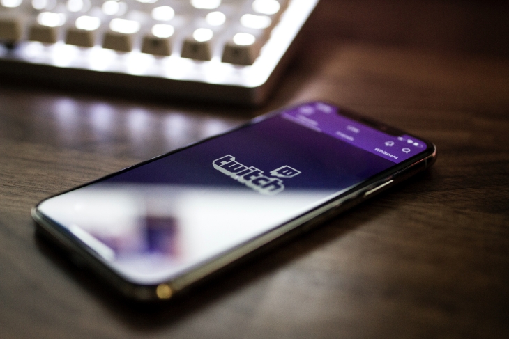 (Pemain harus membuat panitia terkesan dengan Live di Twich (Foto: Unsplash/caspar camille rubin)