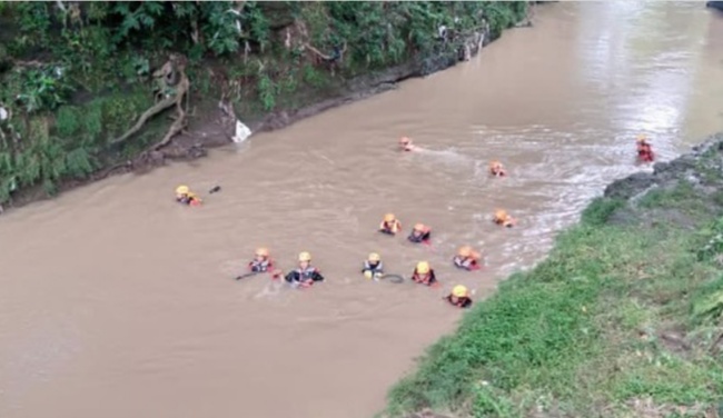 Tim gabungan saat mencari korban Pelda Eka Budi (50) yang masuk sungai dalam kecelakaan KA Brantas dan mobil patroli, Selasa (15/12). (MP/Ismail)