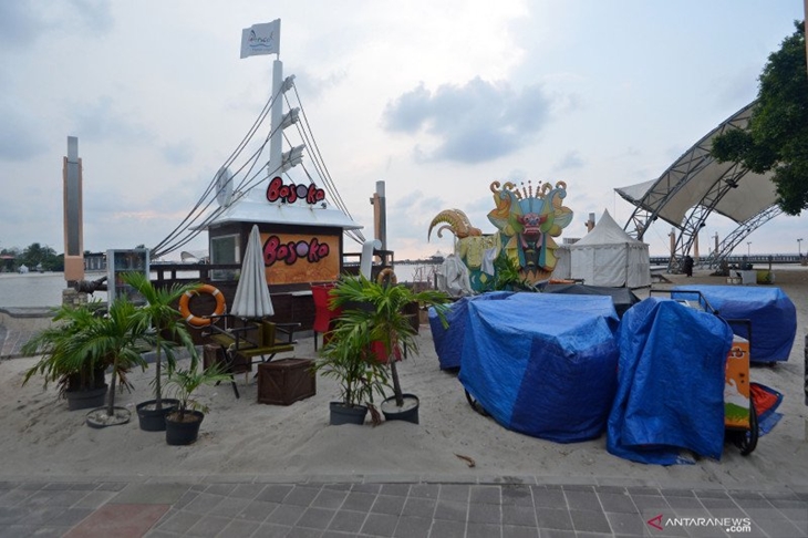 Sejumlah gerobak pedagang tertutup kain terpal karena tidak beroperasi di Pantai Ancol, Taman Impian Jaya Ancol, Jakarta, Sabtu (14/3/2020). Taman Impian Jaya Ancol ditutup selama dua pekan ke depan terkait antisipasi virus corona itu. ANTARA FOTO/Aditya Pradana Putra/foc. (ANTARA/ADITYA PRADANA PUTRA)