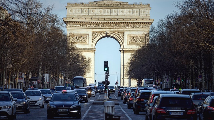 Dilarang Kebut-Kebutan di Paris