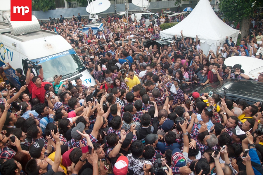 Ahok-Djarot Disambut Ratusan Pendukungnya di Rumah Lembang