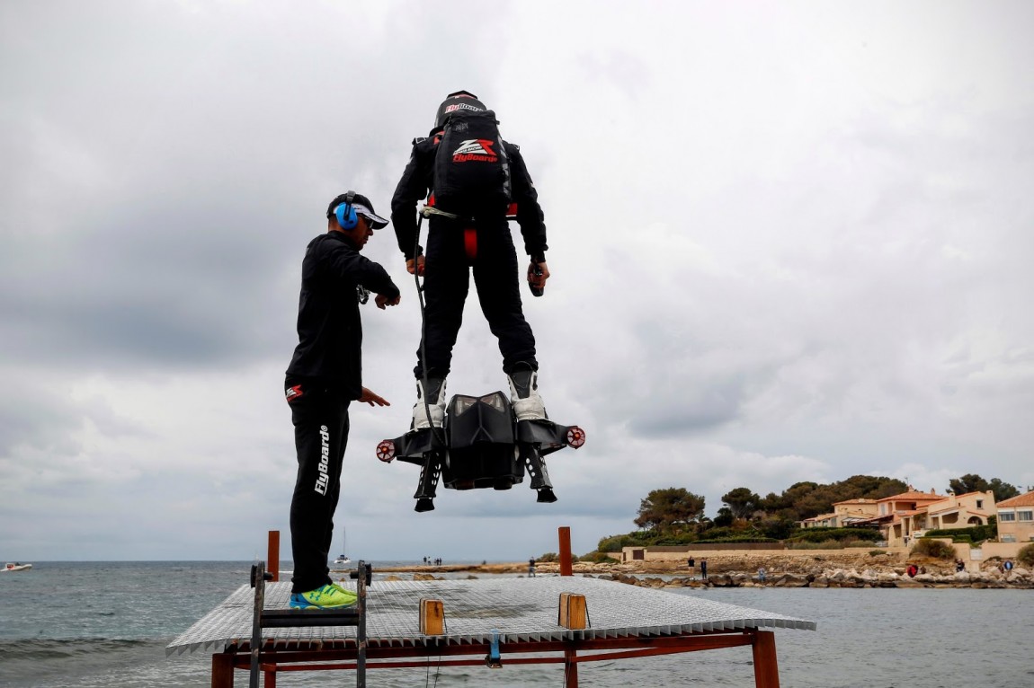 Flying Soldier Mencoba Sebrangi Perairan Inggris Menggunakan Hoverboard