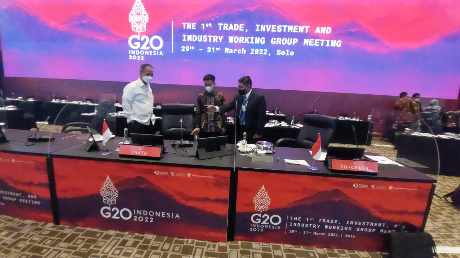 Menteri Perindustrian Agus Gumiwang Kartasasmita dan Wali Kota Solo Gibran Rakabuming Raka Meninjau pelaksanaan G20 di Hotel Alila Solo, Kamis (31/3). (MP/Ismail)