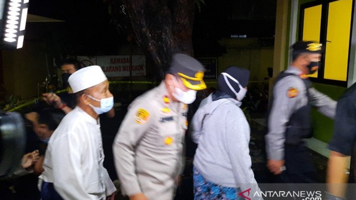 Dua orang anggota keluarga jenazah terduga teroris tiba di RS Polri Kramat Jati, Jakarta, Rabu (31/3/2021). ANTARA/Yogi Rachman