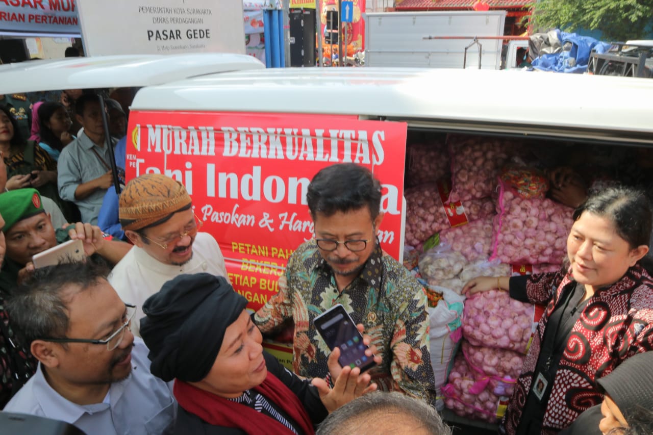 Menteri Pertanian (Mentan) Syahrul Yasin Limpo menggelar operasi pasar bawang putih dan cabai rawit di Pasar Gede Solo, Jawa Tengah, Kamis (13/2). (MP/Ismail)
