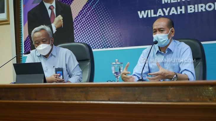 Wakil Rektor UNS Ahmad Yunus memberikan keterangan pers terkait kasus Menwa, Selasa (26/10). (MP/Ismail)