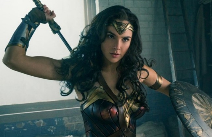 Walaupun makanan utamanya sayur, Gal Gadot tetap menikmati makanan lain sesekali. (Foto: Warner Bros)
