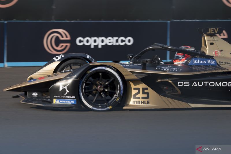 Pembalap DS Techeetah Jean Eric Vergne melaju saat mengikuti sesi latihan Formula E seri kesembilan di Jakarta International E-Prix Circuit (JIEC), Jakarta, Sabtu (4/6/2022). Ajang balap Formula E diikuti 22 pembalap dari 11 tim. ANTARA FOTO/Wahyu Putro A/nym.